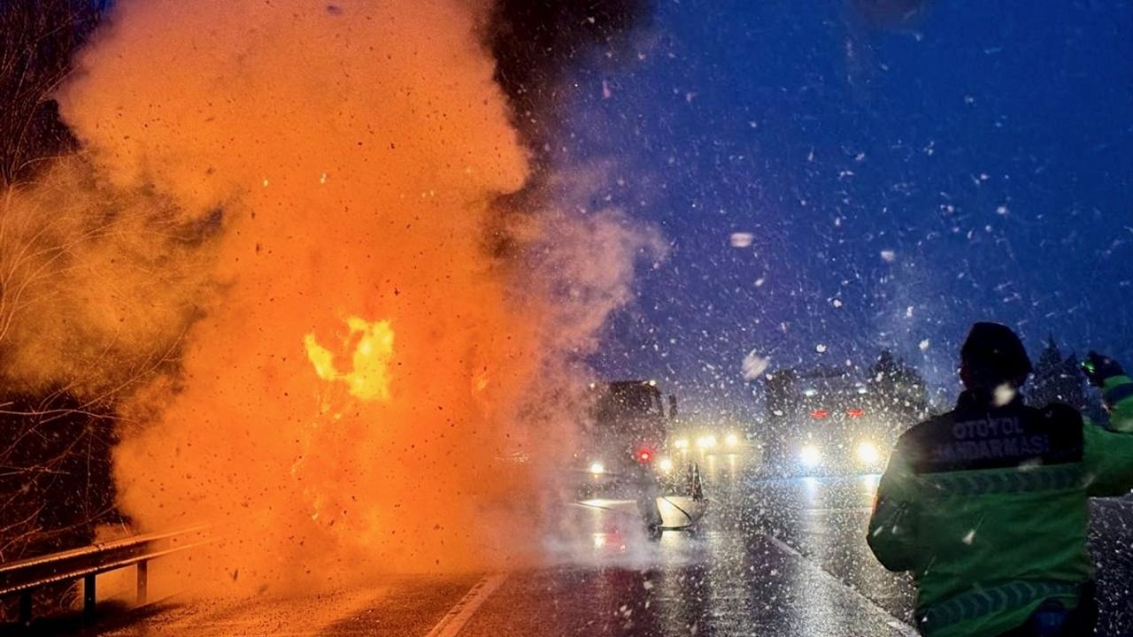 Düzce'de Seyir Halindeki Tır Yangını