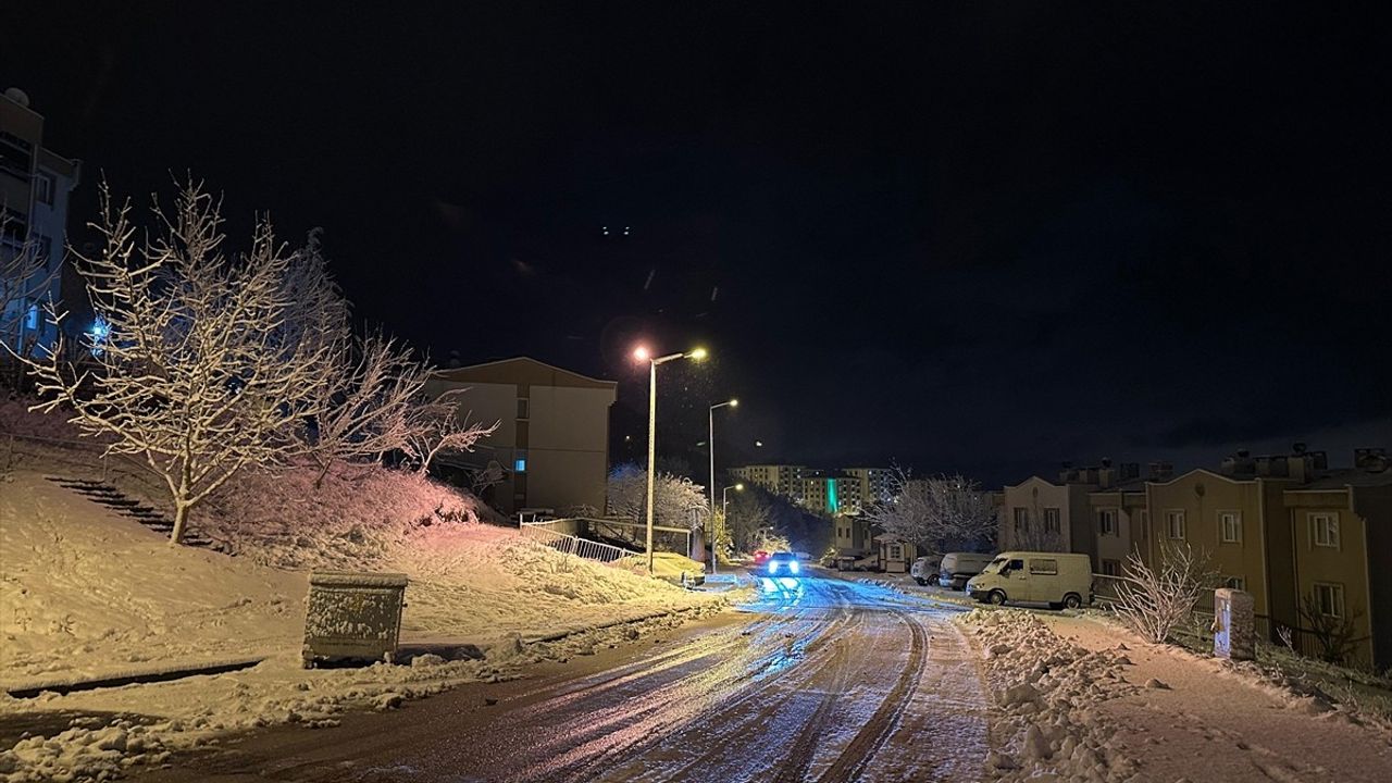 Düzce ve Kocaeli'de Kar Yağışı Ulaşımı Olumsuz Etkiledi