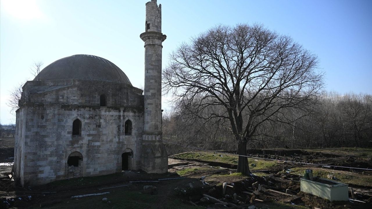 Edirne'deki 5,5 Asırlık Camide Restorasyon Çalışmaları Devam Ediyor