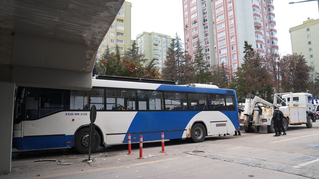 EGO Otobüsü Başkentte Köprüye Sıkıştı