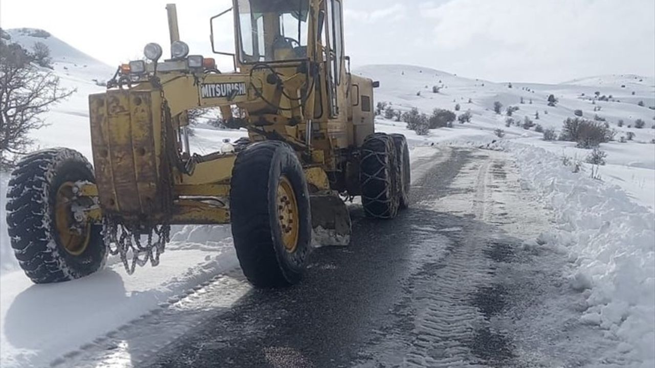 Elazığ'da Kar Nedeniyle Kapanan Köy Yolları Ulaşıma Açıldı