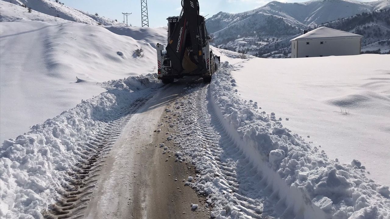 Elazığ'da Kar Yağışı 54 Yerleşim Yerini Kapattı