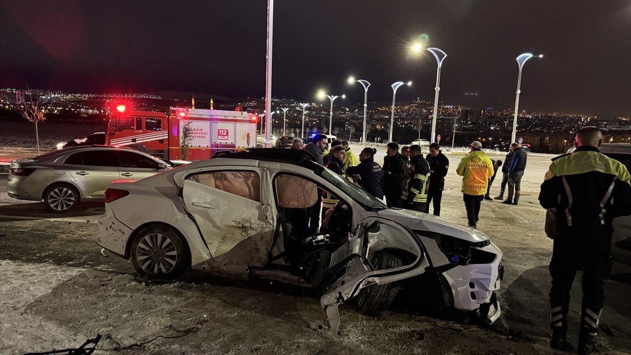 Elazığ'da Otomobil Kazası: 3 Yaralı