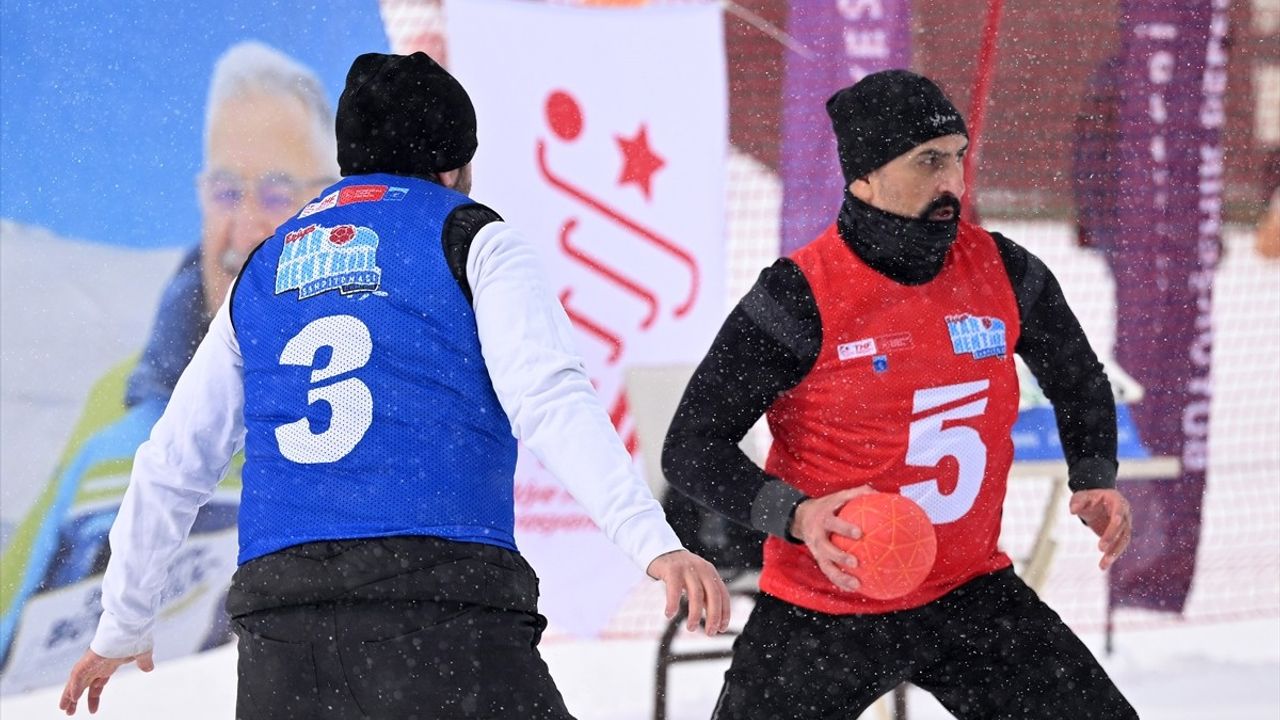 Erciyes'te Tarihi Kar Hentbolu Şampiyonası
