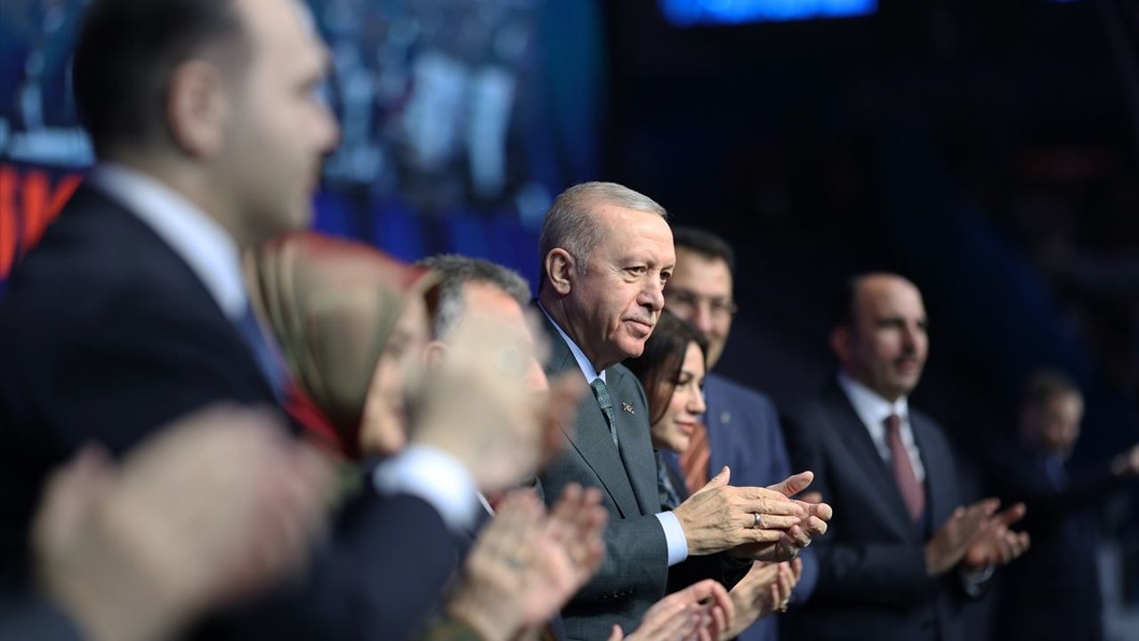 Erdoğan, AK Parti 8. Olağan Büyük Kongresi'nde Oyunu Kullandı