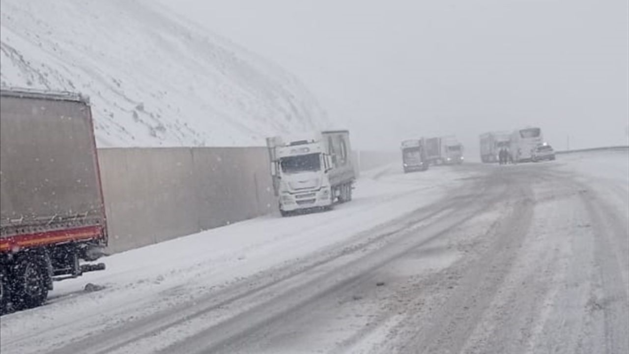 Erzincan'da Kar Yağışı Ulaşımı Olumsuz Etkiledi