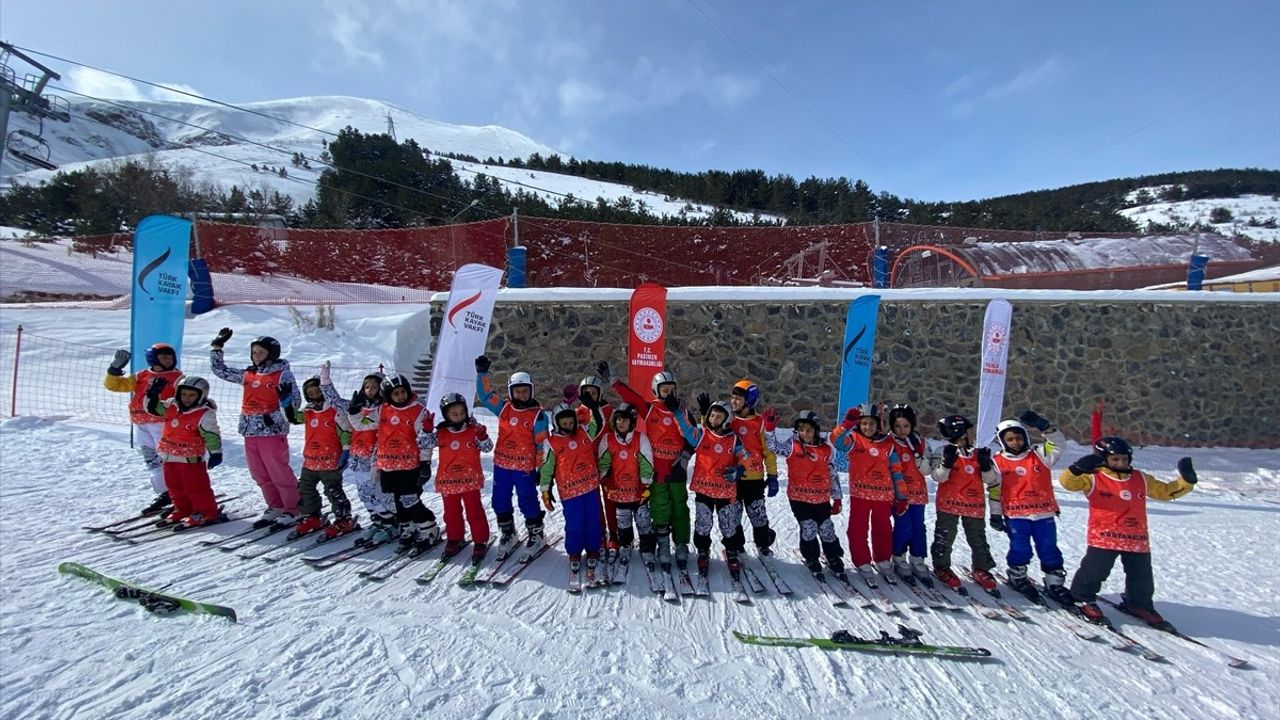 Erzurum'da 100 Çocuk Kayakla Tanıştı