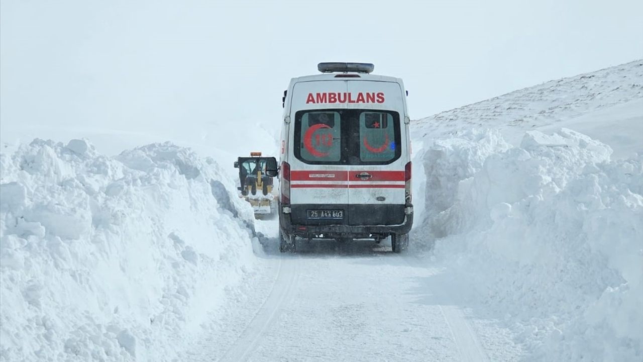 Erzurum'da Kardan Kapanan Mahallede Yaralıya Yardım
