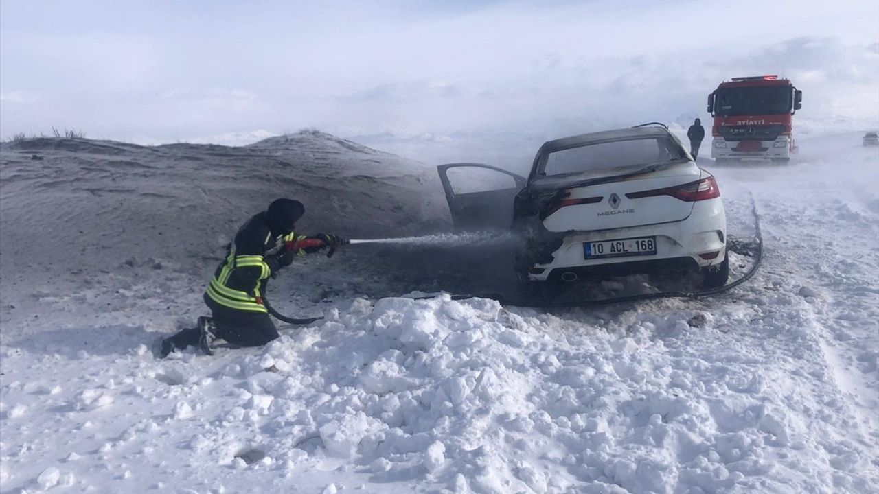 Erzurum'da Seyir Halindeki Araç Yangını