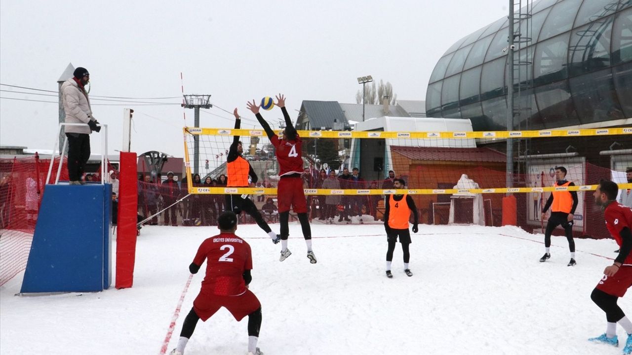 Erzurum'da Üniversiteler Arası Kar Voleybolu Şampiyonası Devam Ediyor
