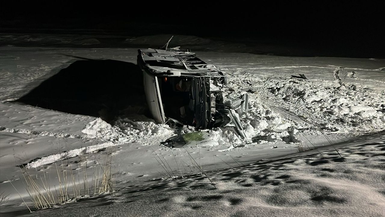 Erzurum'da Yolcu Otobüsü Devrildi: 37 Yaralı