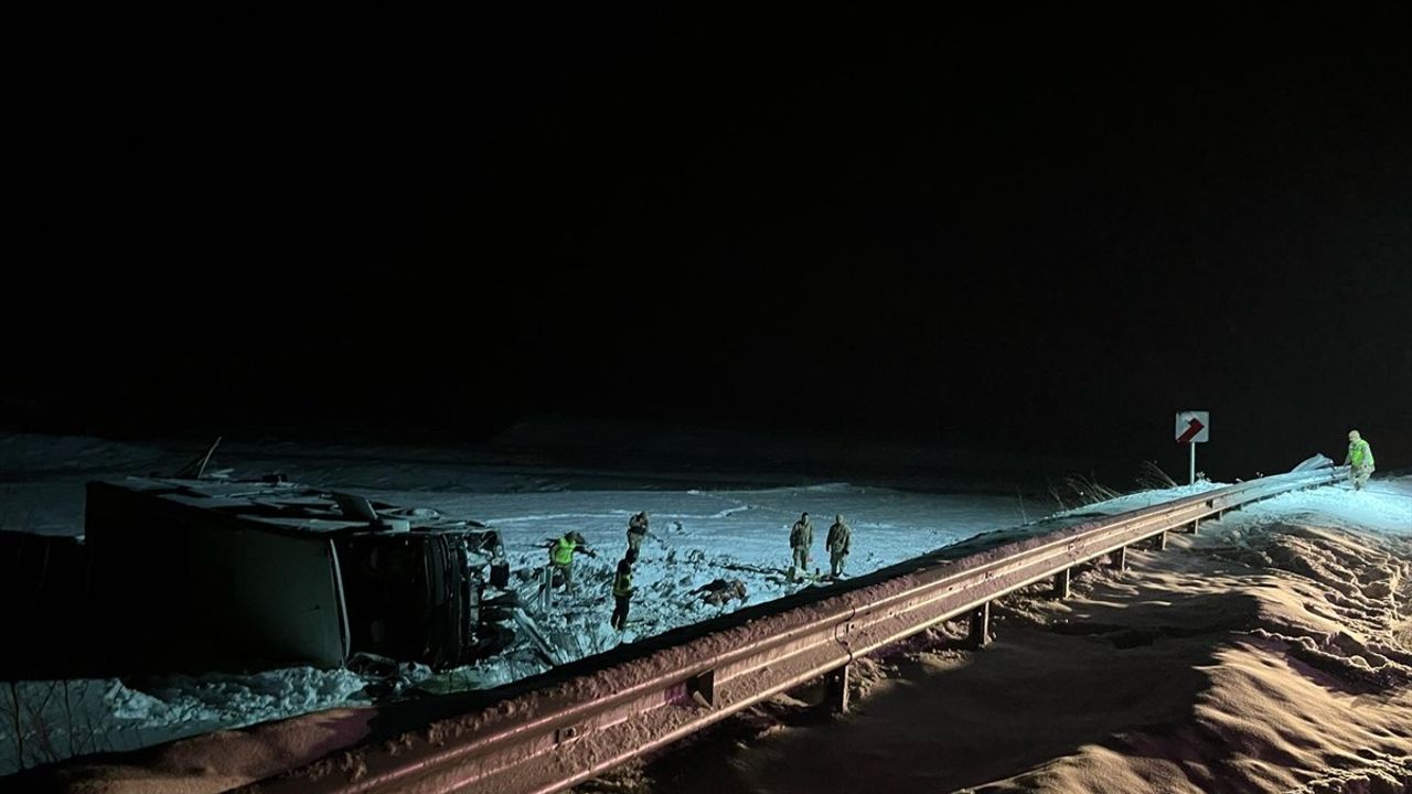 Erzurum'da Yolcu Otobüsü Devrildi: 37 Yaralı