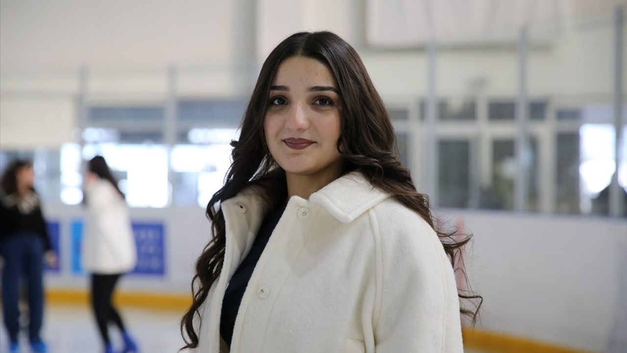 Erzurum'daki Kış Sporları Kampında Gençlerin Eğlenceli Anları