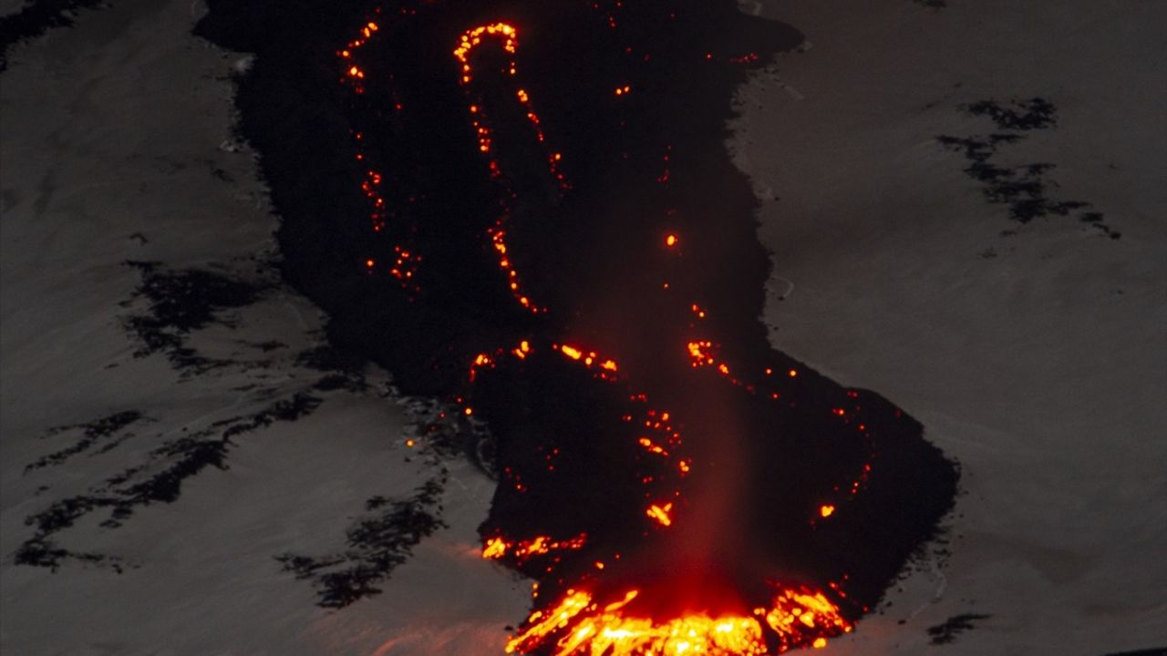 Etna Yanardağı'ndan Süregelen Lav Akıntısı