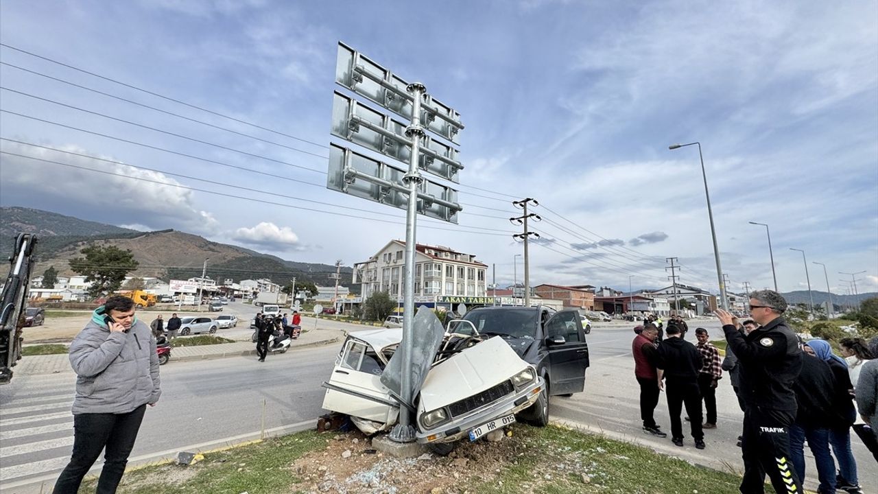 Fethiye'de Otomobil ve Minibüs Çarpıştı: Bir Yaralı