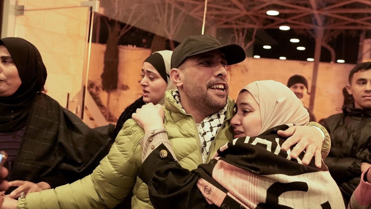 Filistinli Esirler Ramallah'ta Coşkuyla Karşılandı