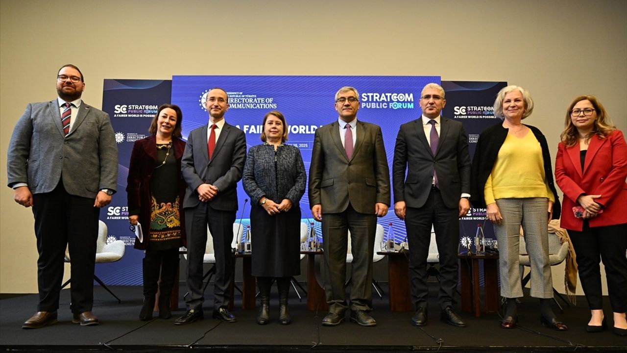 Fransa'da 'Daha Adil Bir Dünya Mümkün' Paneli Düzenlendi