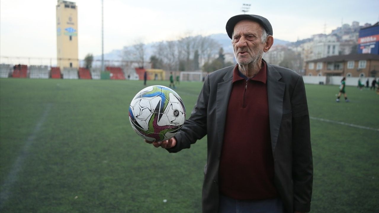 Futbol Sevdalısı İbrahim Özenir: Hakemleri Sorgulayan Efsane Köfteci