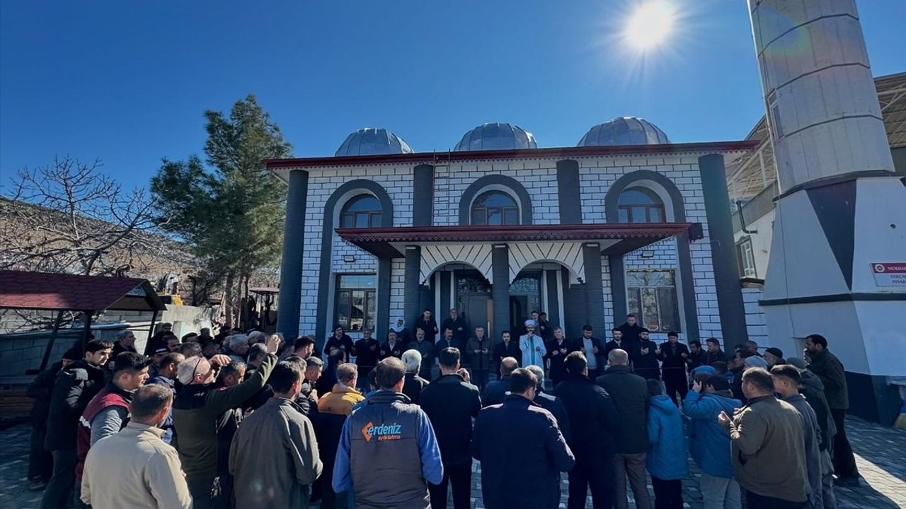 Gaziantep'te Yıkılan Cami Yeniden İbadete Açıldı