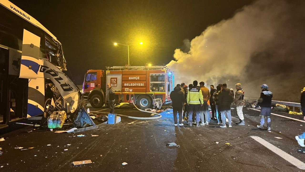 Gaziantep'te Zincirleme Trafik Kazası: 1 Ölü, 4 Yaralı