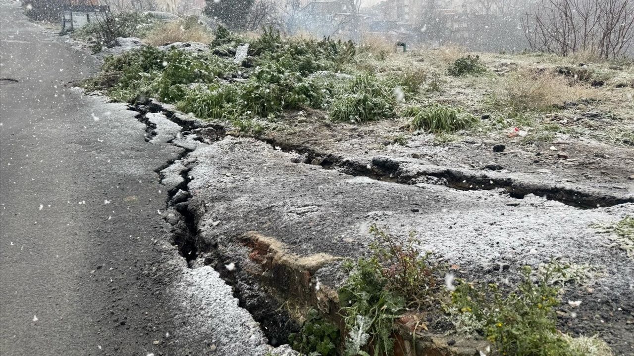 Gaziosmanpaşa'da Toprak Kayması: Üç Bina Tahliye Edildi