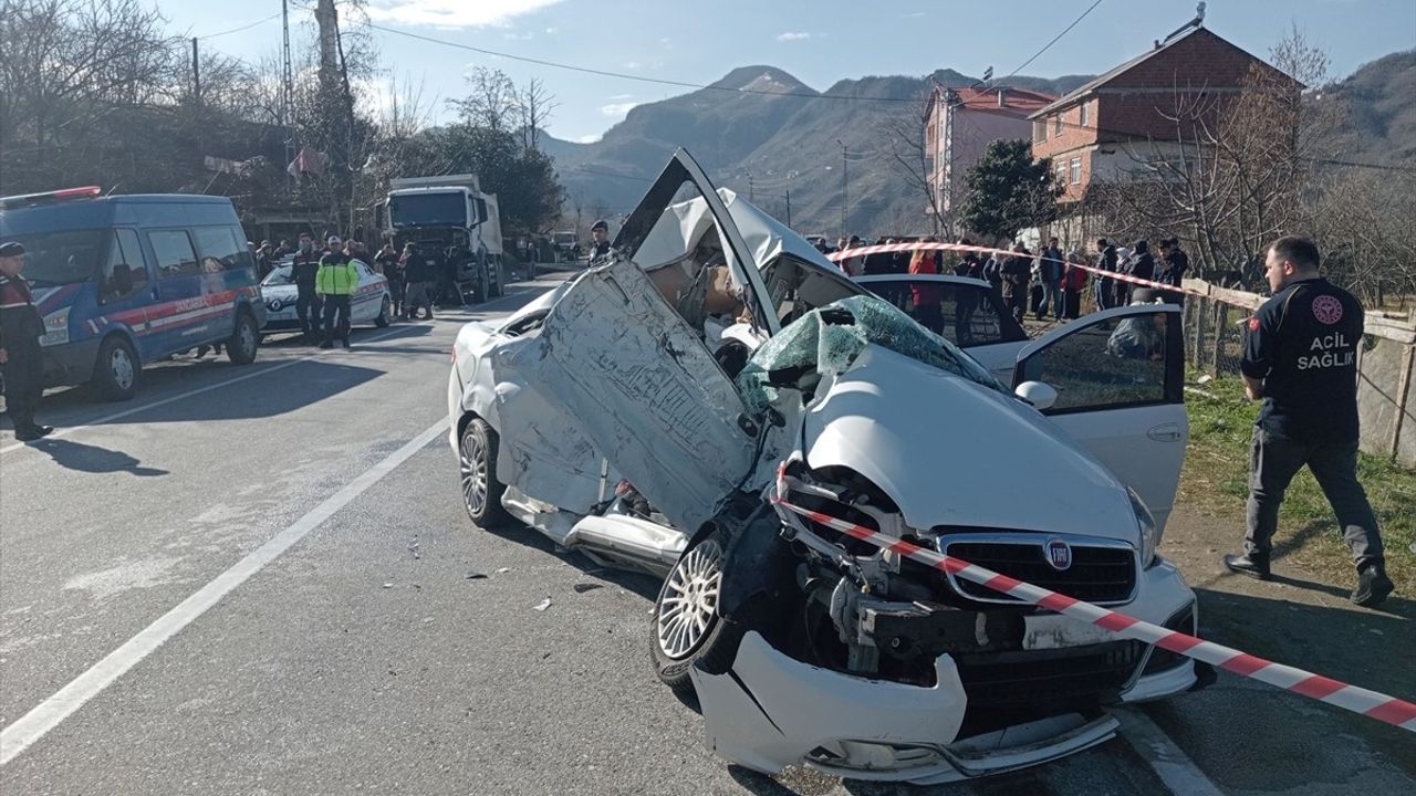 Giresun'da Kamyon-Otomobil Çarpışmasında 4 Kişi Hayatını Kaybetti