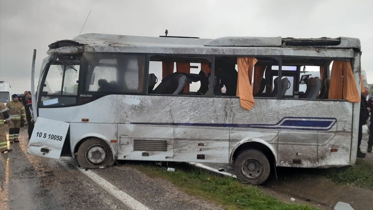 Gönen'de İşçi Servisi Devrildi, 18 Yaralı