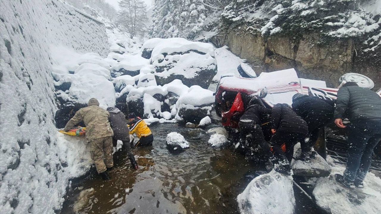 Gümüşhane'de Kamyonet Dereye Yuvarlandı, 5 Kişi Yaralandı