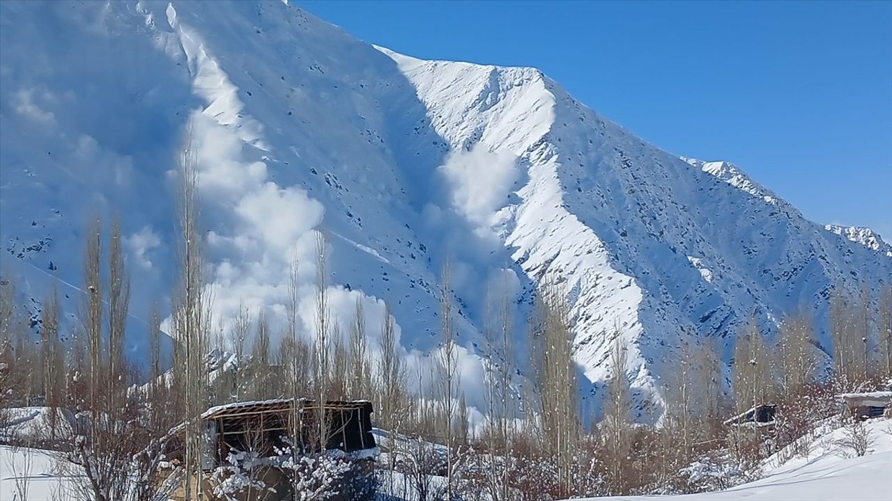 Hakkari'de Aniden Düşen Çığ Görüntülendi