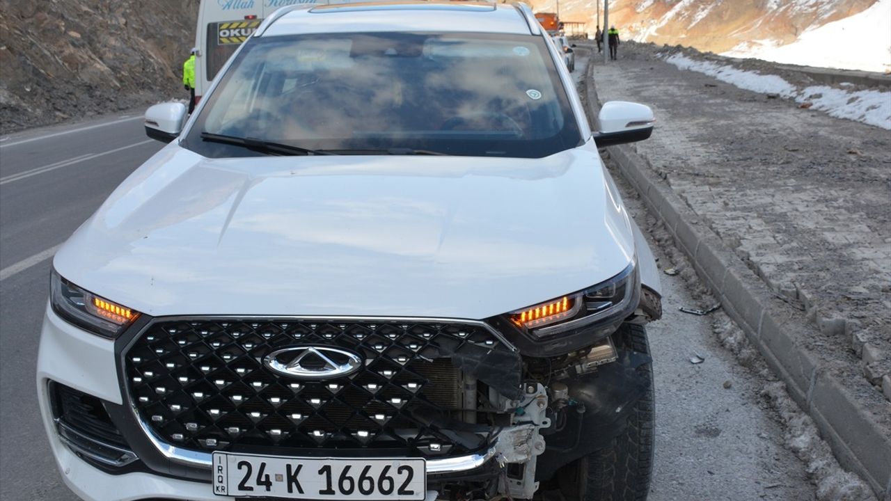 Hakkari'de Dağdan Kopan Kaya Otomobile Çarptı