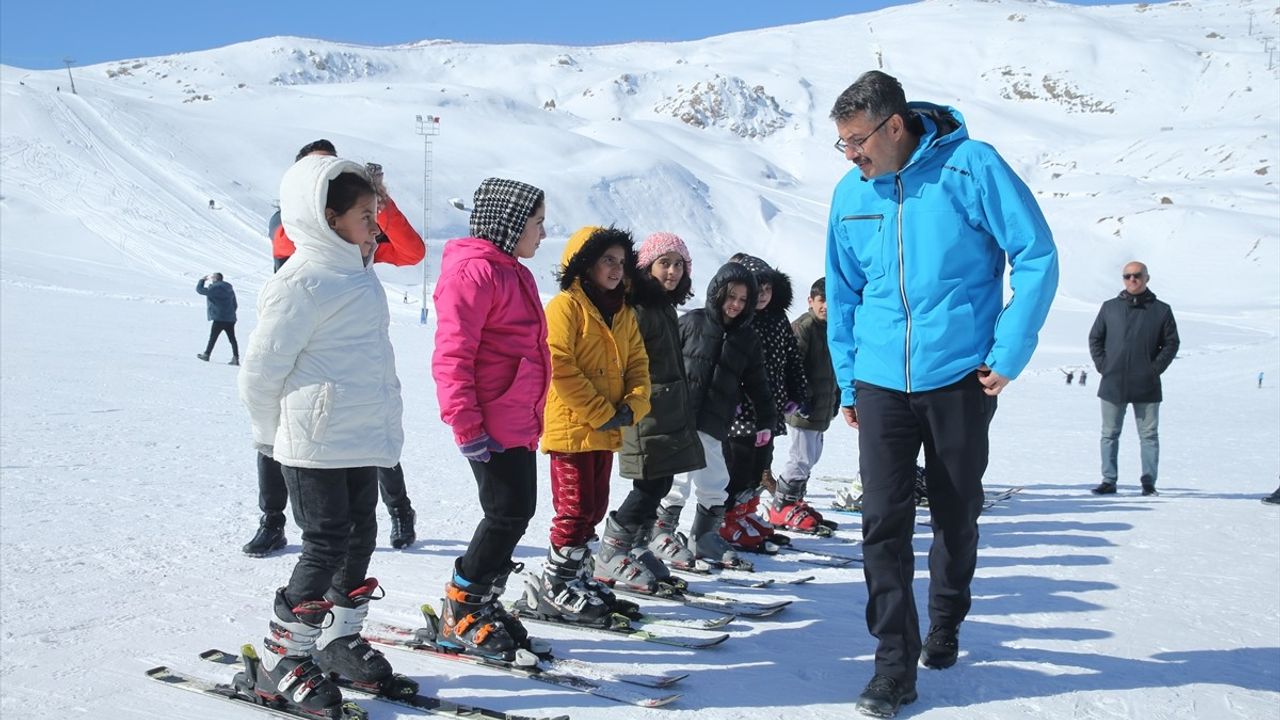 Hakkari'de Günde 100 Öğrenci Kayakla Buluşuyor