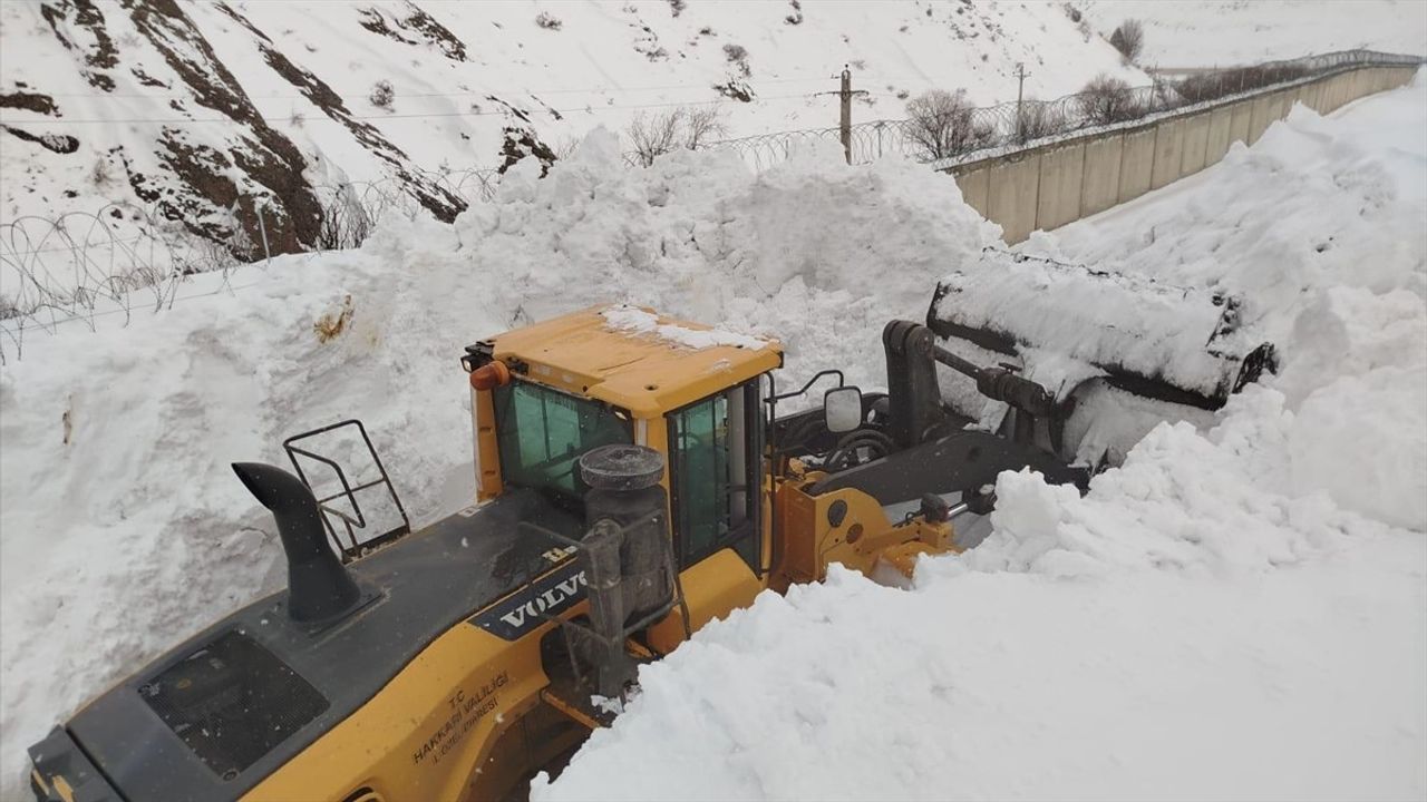 Hakkari'de Mezra Yoluna Düşen Çığ Temizlendi