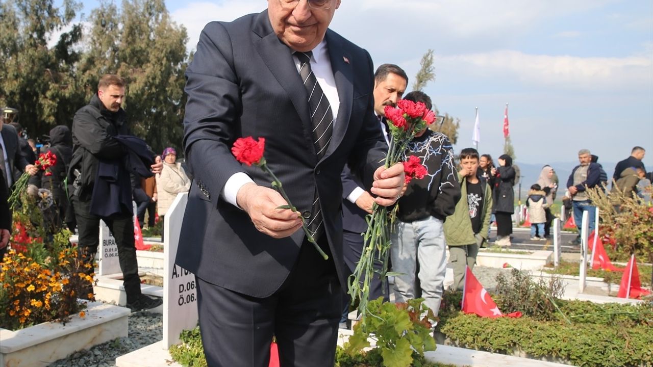 Hatay'da Deprem Mezarlığına Bakanlar Ziyareti