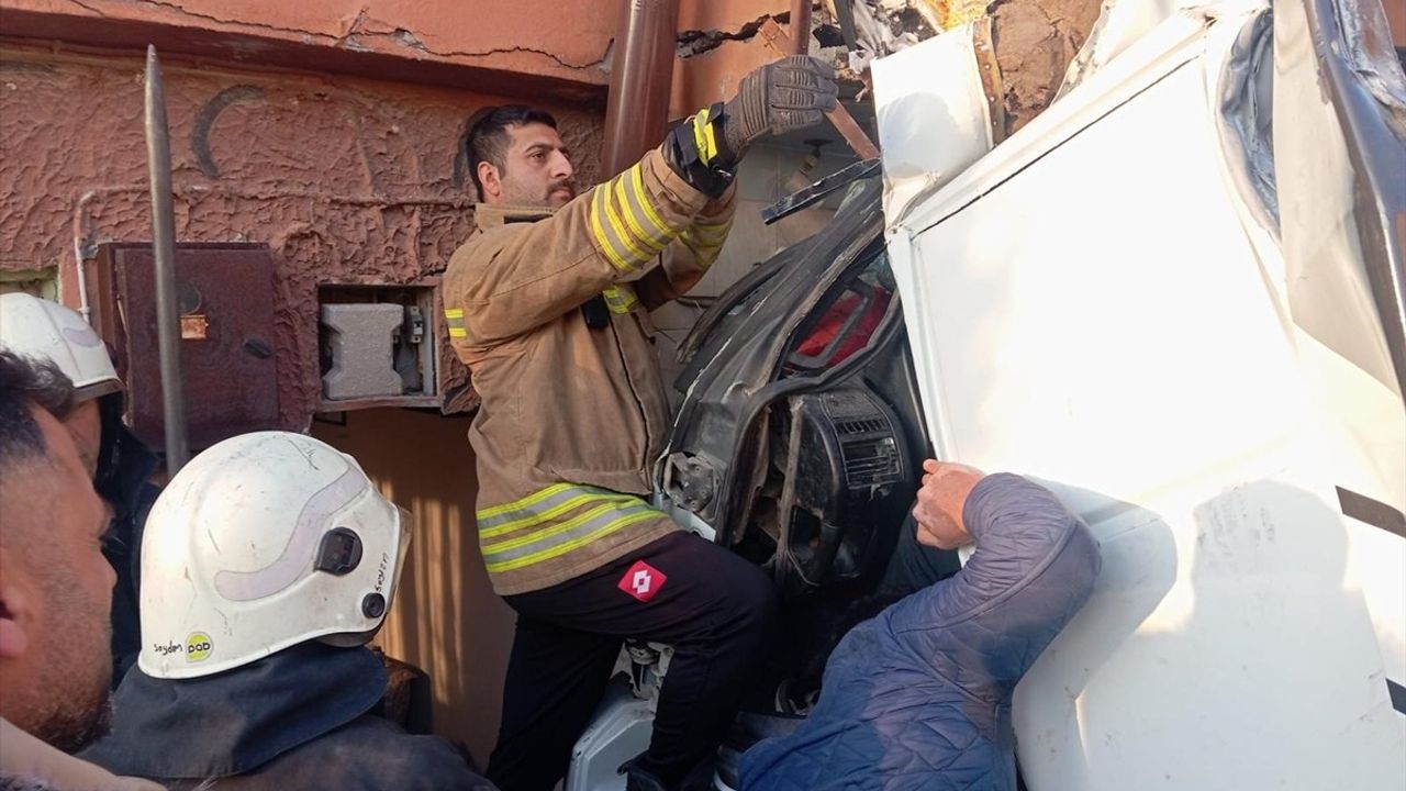 Hatay'da Freni Arızalanan Tır İş Yerine Girdi, Sürücü Yaralandı