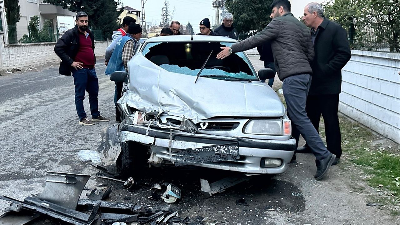 Hatay'da İki Otomobilin Çarpışması: 9 Yaralı