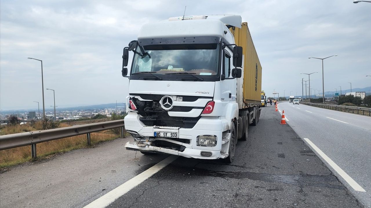 Hatay'da Tır-Otomobil Kazası: 2 Ölü, 1 Yaralı