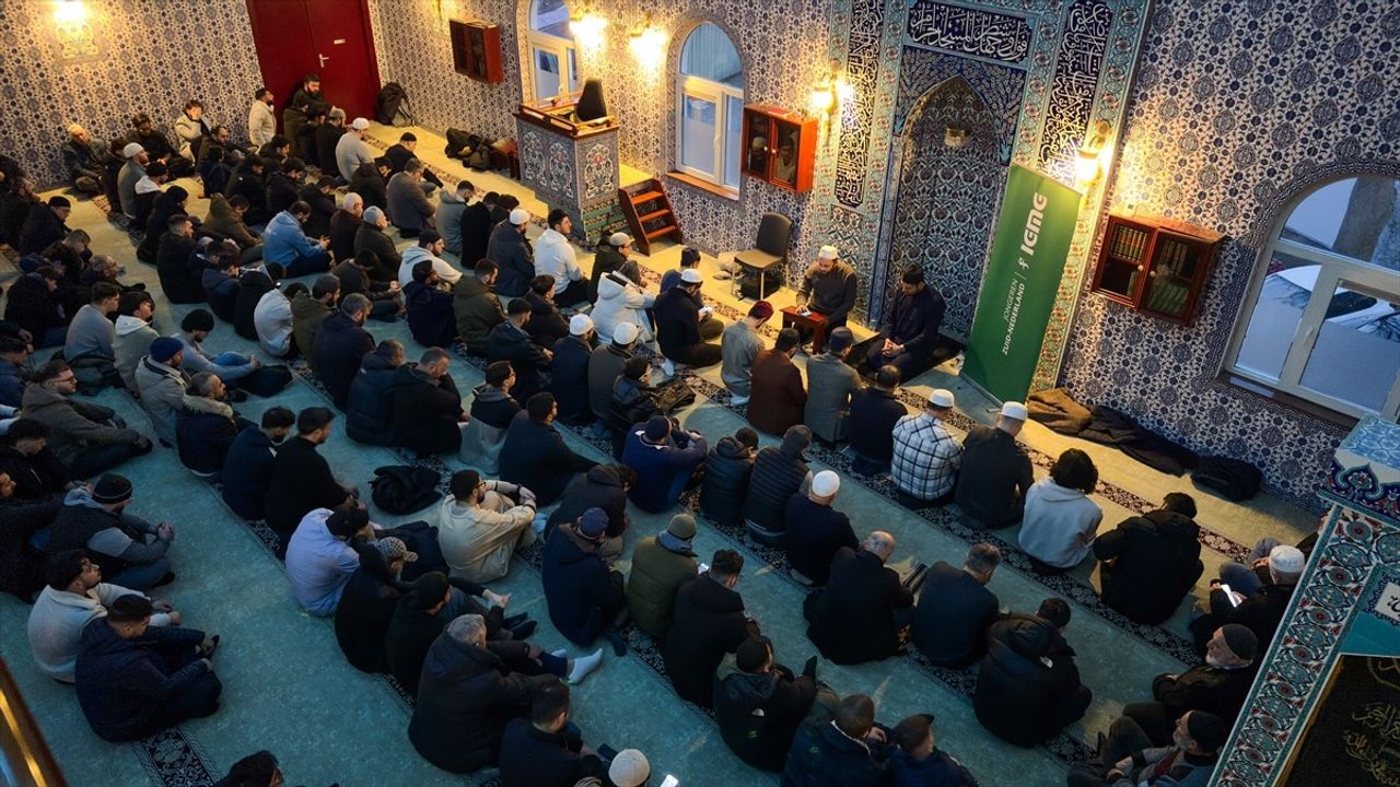 Hollanda'da Gençler Sabah Namazında Bir Araya Gelerek Dua Etti