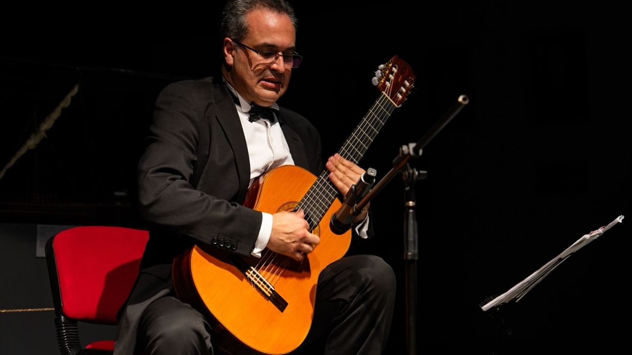 İspanyol Gitar Virtüözü Mauricio Diaz Alvarez İstanbul'da Performans Sergiledi