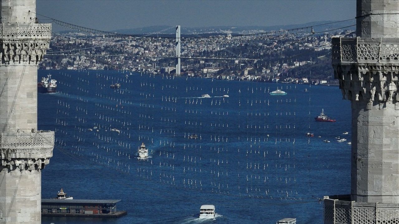 İstanbul Camileri Mahyalarla Süsleniyor