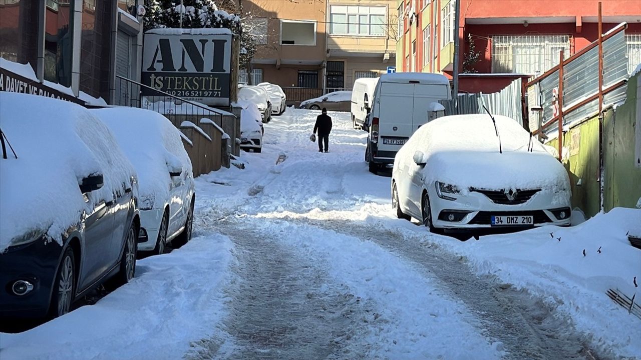 İstanbul'da Aralıklı Kar Yağışı Devam Ediyor