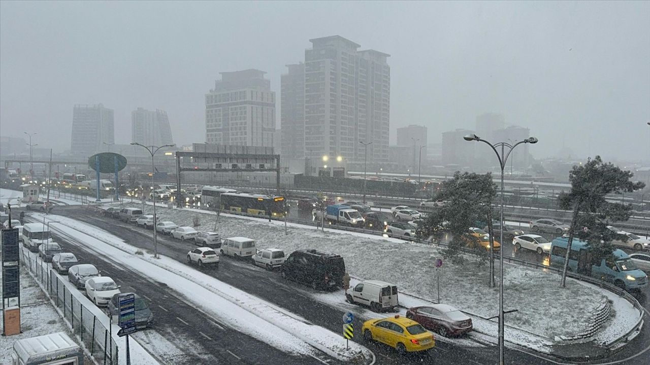 İstanbul'da Etkili Kar Yağışı Başladı