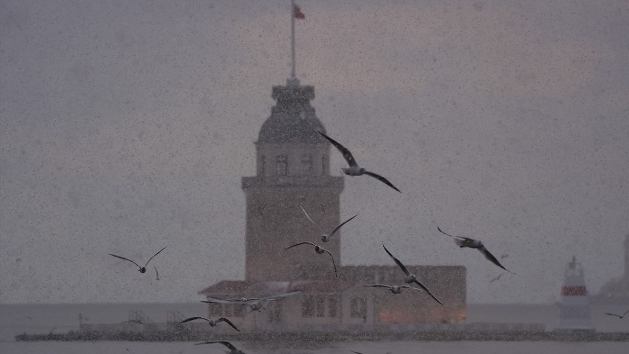 İstanbul'da Kar Yağışı Devam Ediyor