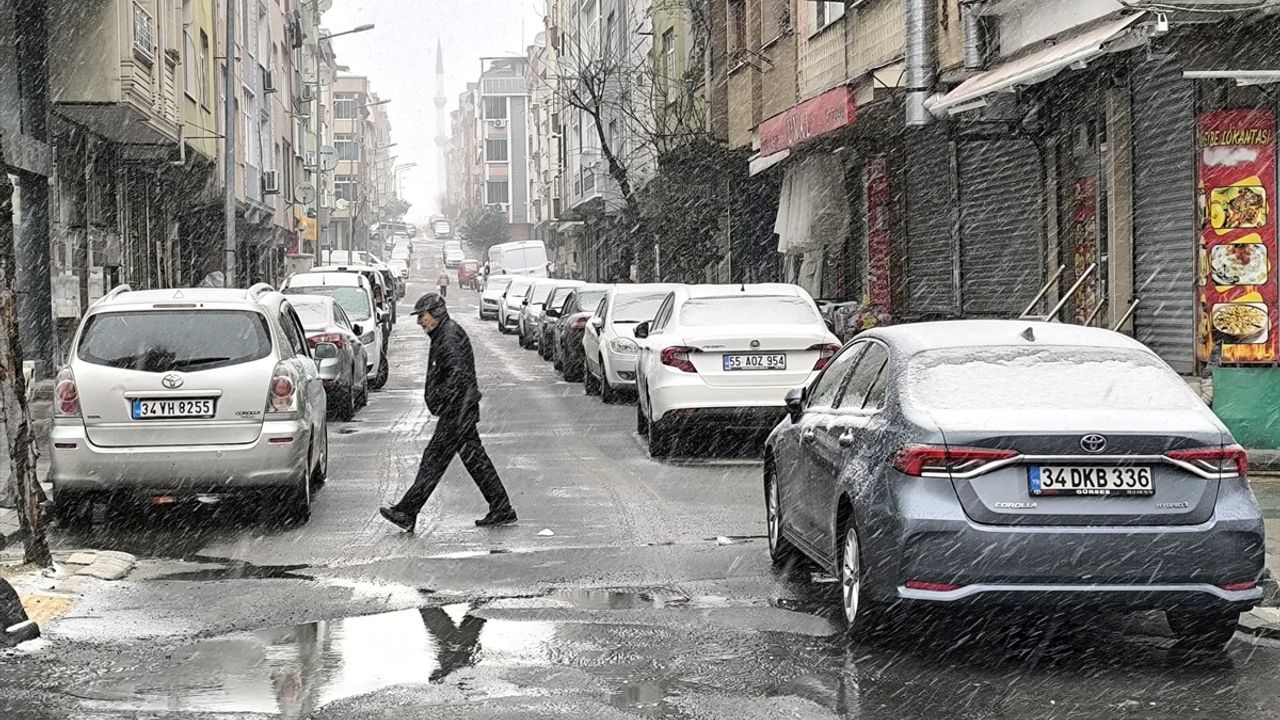 İstanbul'da Kar Yağışı Etkisini Gösteriyor