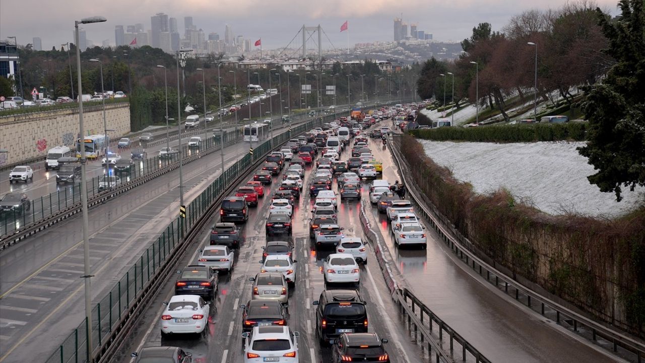 İstanbul'da Kar Yağışı Etkisini Sürdürüyor