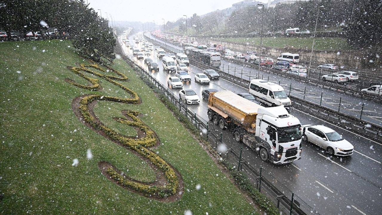 İstanbul'da Kar Yağışı Etkisini Sürdürüyor