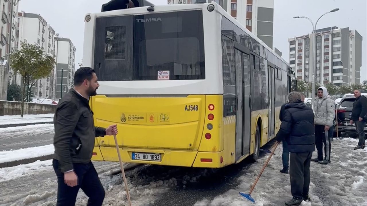 İstanbul'da Kar Yağışı Nedeniyle İETT Otobüsü Yolda Kaldı