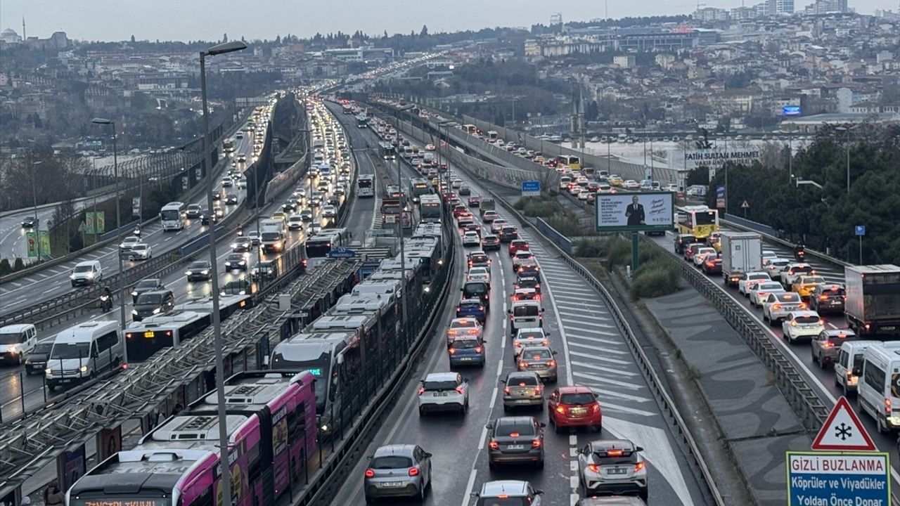 İstanbul'da Kar Yağışı Sonrası Trafik Yoğunluğu