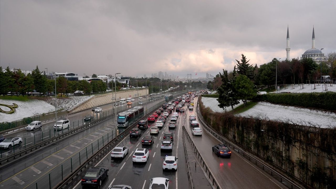 İstanbul'da Kar Yağışı Trafiği Olumsuz Etkiliyor