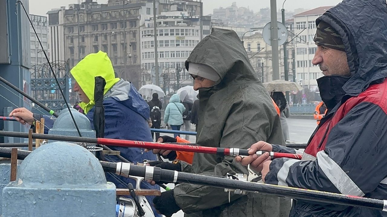 İstanbul'da Kar Yağışında Balık Tutma Keyfi