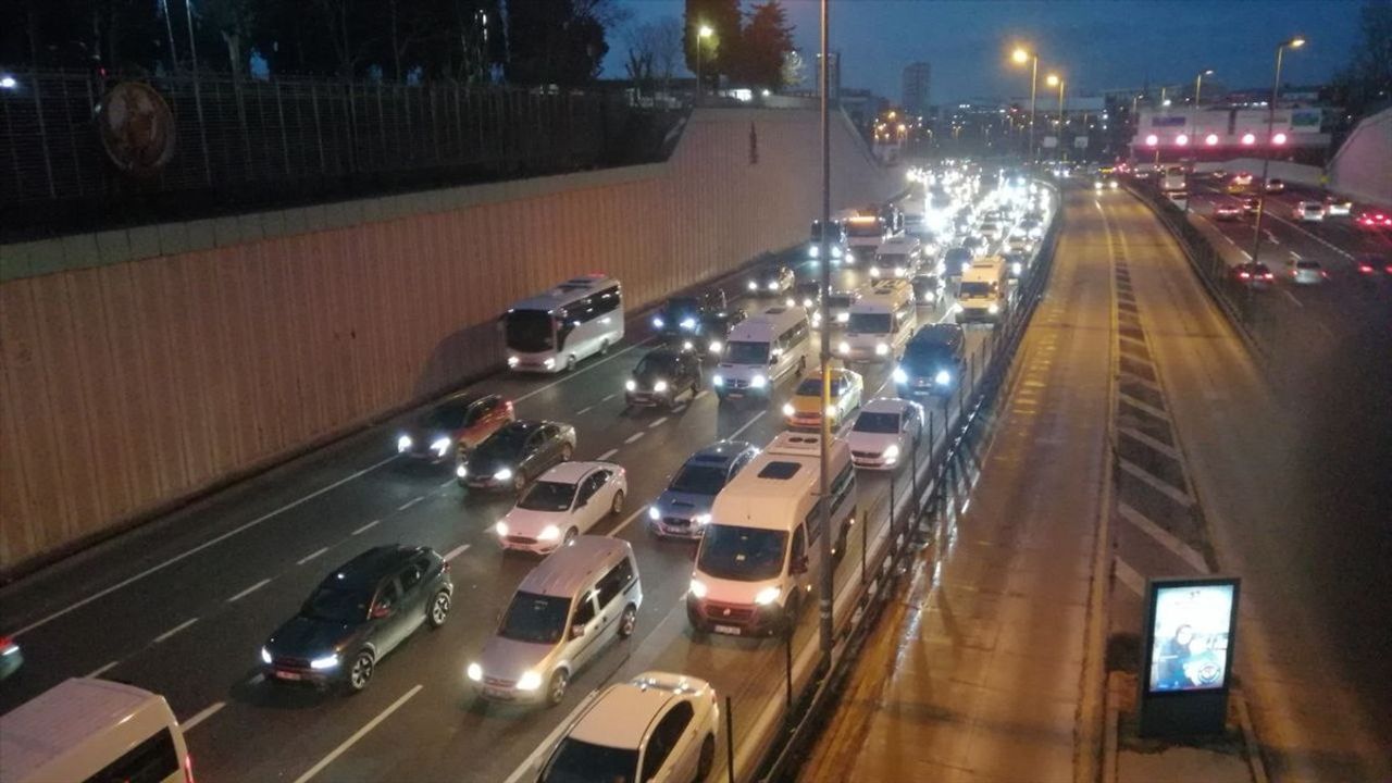 İstanbul'da Sabah Saatlerinde Yoğun Trafik